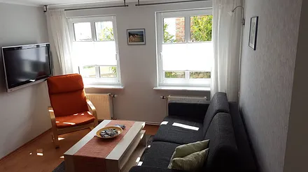 Gemütliches Wohnzimmer mit Flachbildfernseher und Stereoanlage, WLAN Zugang kostenfrei vorhanden