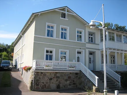 Hausansicht und Terrasse der Ferienwohnung 
