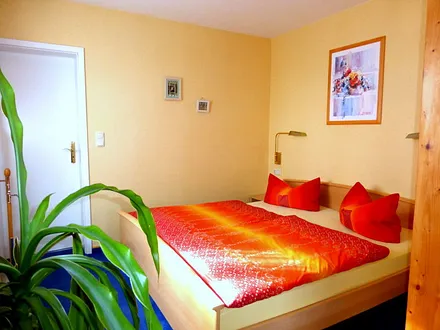 Großes Doppelbett, Zugang zum Badezimmer