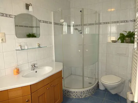 Modernes Bad mit Fenster, ein Handtuchset pro Person