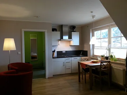 Einbauküche mit Geschirrspüler, Blick vom Essplatz auf die Ostsee