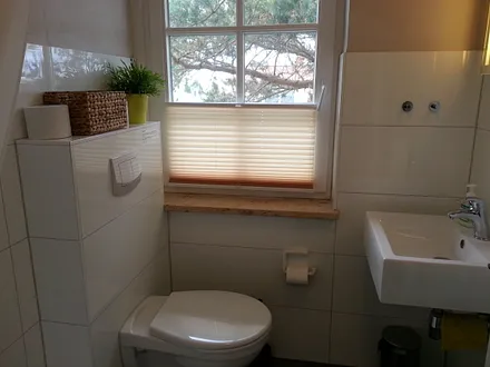 Badezimmer mit Fenster