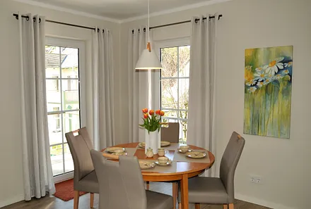 Essbereich mit Zugang zum Balkon