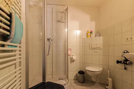 Bad mit Dusche/ WC und Föhn