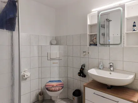 Bad mit Dusche/ WC und Föhn