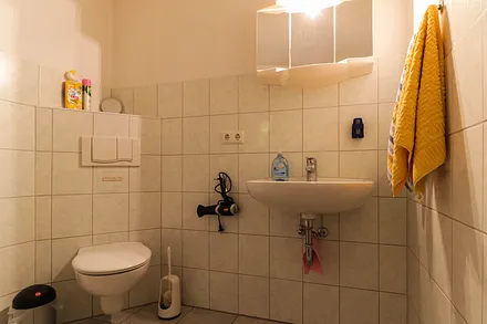 Bad mit Dusche/ WC und Föhn