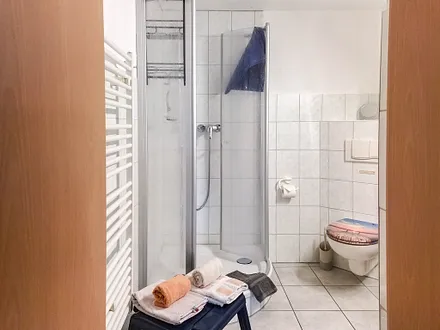 Bad mit Dusche/ WC und Föhn