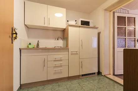 Miniküche mit Mikrowelle und 2-Platten-Kochfeld