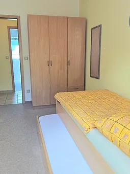 2. Schlafzimmer mit Rollbett