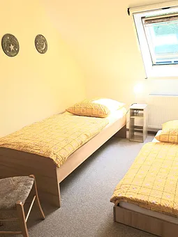 2. Schlafzimmer mit Rollbett