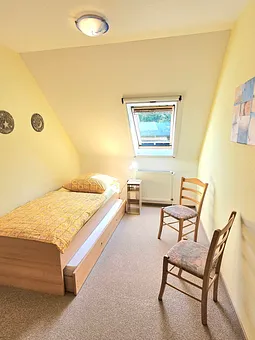 2. Schlafzimmer mit Rollbett