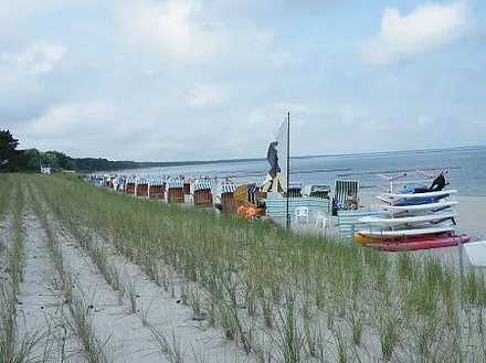 Strandkorbverleih und Wassersport am Sandstrand von Glowe