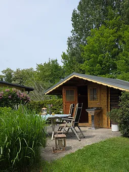 Terrasse mit Grillplatz und Fahrradschuppen