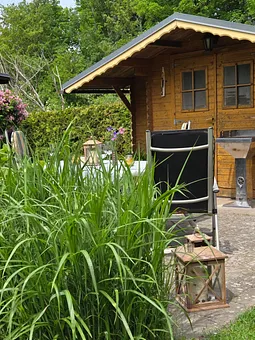 Terrasse mit Grillplatz und Fahrradschuppen