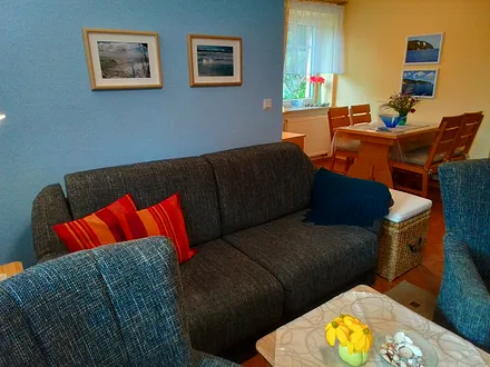 Esstisch und Schlafcouch