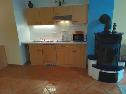 Küchenzeile mit Kamin