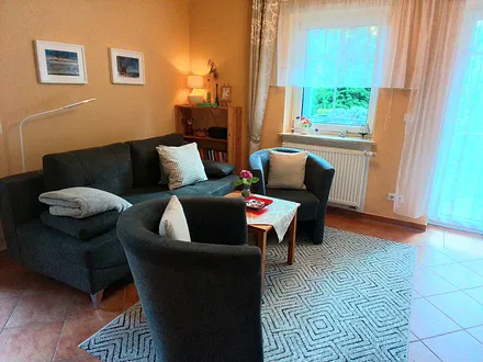 Wohnzimmer mit Schlafcouch für eine Person