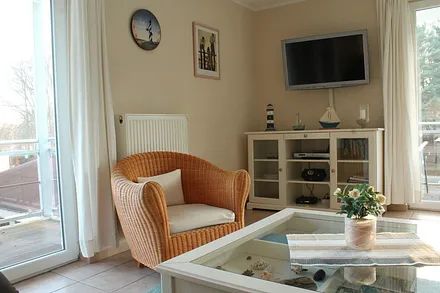 Wohnzimmer mit großem LED-Fernseher