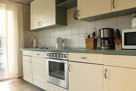 Komfortable Einbauküche mit allem, was man braucht