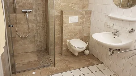 Bad mit barrierefreier Dusche und WC