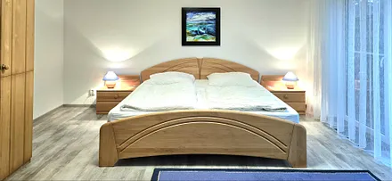 großes Doppelbett mit komfortablen Matratzen