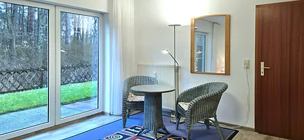 Sitzecke im Schlafzimmer mit Blick auf die Terrasse
