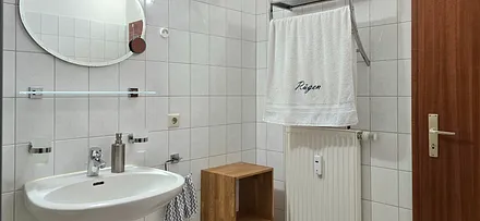 Modernisiertes Bad mit vielen Ablageflächen
