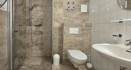 großes und geräumiges Badezimmer