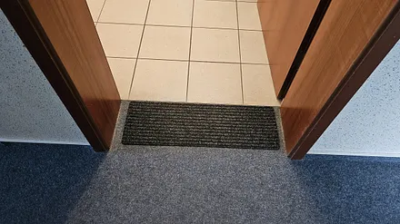 Barrierefreier Eingang in die Wohnung (Türbreite 82 cm)