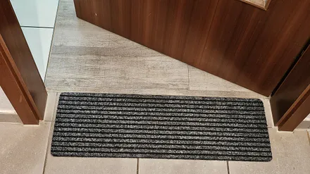 Barrierefreier Eingang vom Flur in das Wohnzimmer (Türbreite 82 cm)