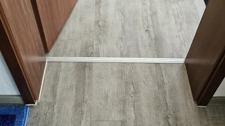 Barrierefreier Übergang vom Wohnzimmer in das Schlafzimmer (Türbreite 82 cm)