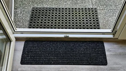 Übergang vom Wohnzimmer auf die Terrasse mit Regenschutz (Türbreite 88 cm)