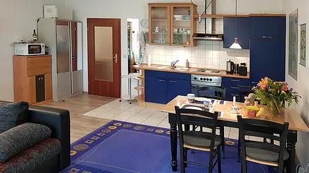 Mikrowelle, Tür zum Flur, Küchenzeile und Essbereich