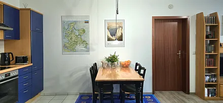 großzügiger Essbereich und Tür zum Schlafzimmer