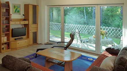 Wohnzimmer mit Schrankwand / LCD-TV und DVD-Player / Büchersammlung