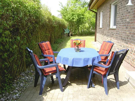 Sonnige Terrasse für gemütliche Grillabende