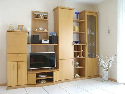 Wohnzimmer mit Sat-TV und Stereoanlage