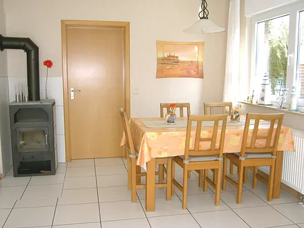 Essbereich im Wohnzimmer mit Kaminofen