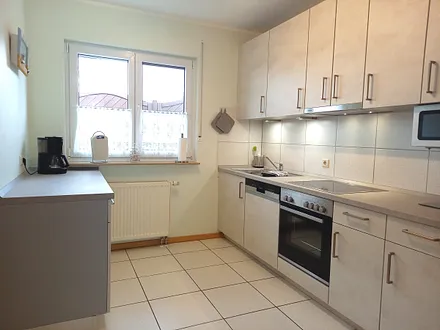 Vollausgestattete Küche mit Geschirrspüler und Abstellraum