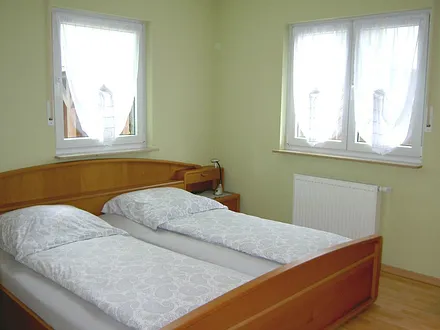 Schlafzimmer 1 mit Wand-TV