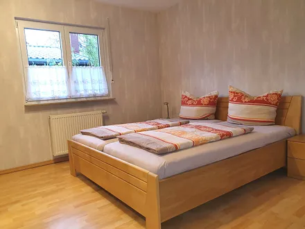 Schlafzimmer 2 mit Wand-TV