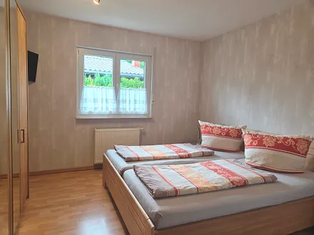 Schlafzimmer 2 mit Wand-TV