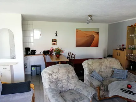 im Wohnzimmer integrierte Küche mit Essmöbeln