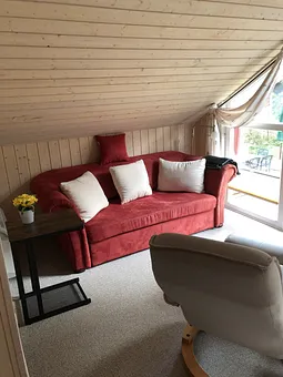 Lesesessel und Sofa in der Gallerie oben