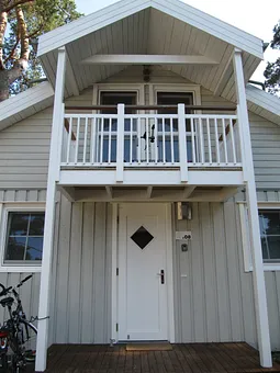 Hauseingang mit Balkon