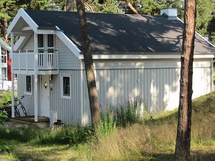 Hauseingang mit kleinem Balkon vor den oberen Schlafzimmern