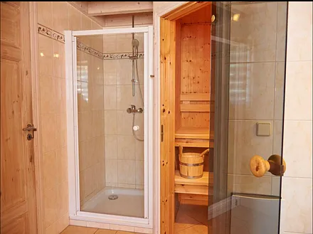 Saunazugang und Dusche im Bad Erdgeschoss