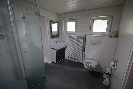 Bad mit Durchgang zum Schlafzimmer2 (links) und Flur (rechts)