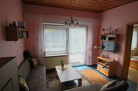 Wohnzimmer mit Ausgang zur Terasse und Durchgang zum Schlafzimmer1