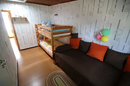 Schlafzimmer2 mit Durchgang zum Bad (links)